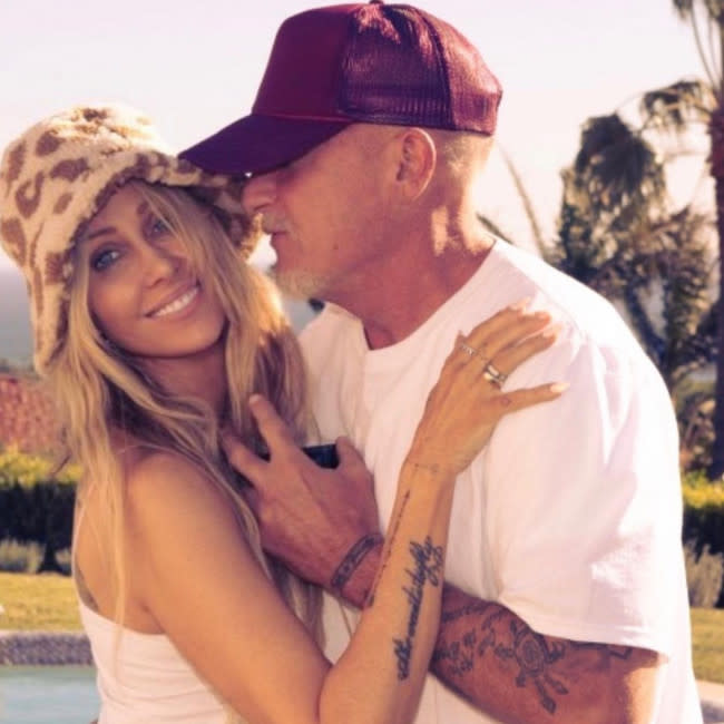 La madre de Miley Cyrus, Tish, se comprometió con Dominic Purcell credit:Bang Showbiz