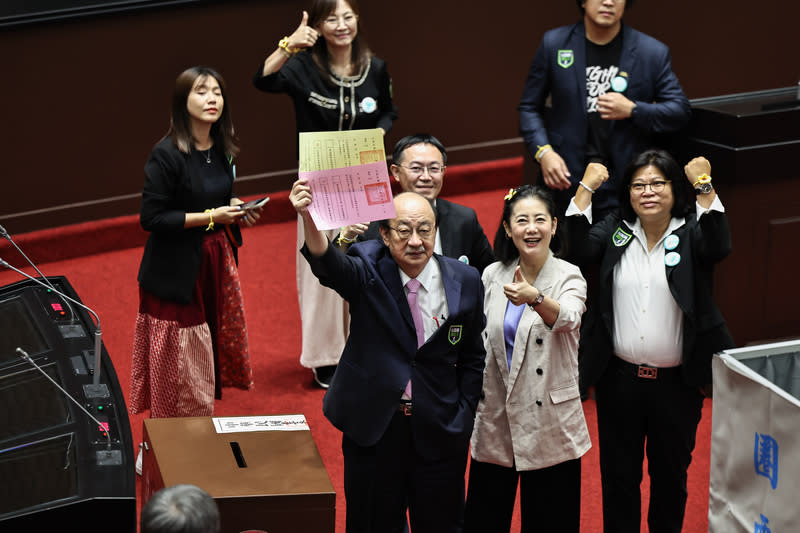 國會職權修法覆議案投票　柯建銘亮票 行政院針對立法院職權修法案提出覆議，立法院會21 日進行投票表決，民進黨立法院黨團總召柯建銘（前 左）在完成投票後亮票。  中央社記者翁睿坤攝　113年6月21日 