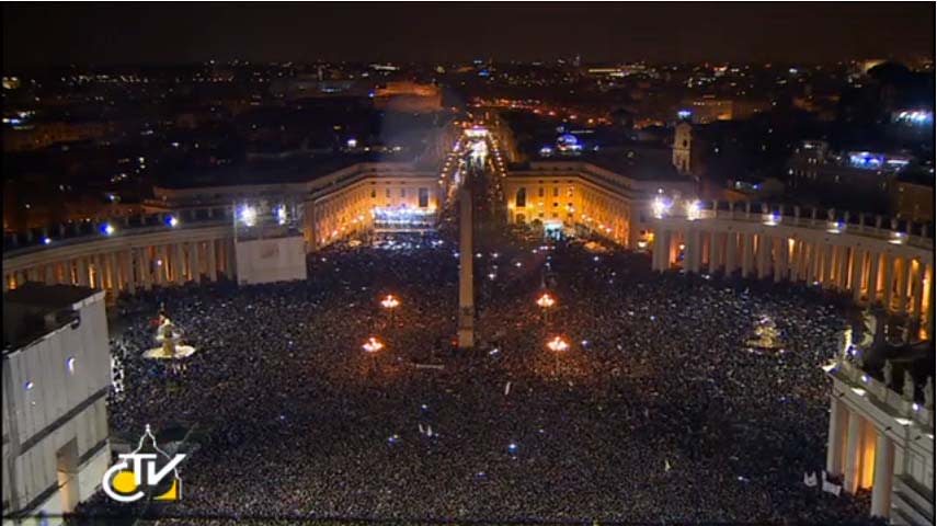 Imagen tomada de la transmisión oficial Vaticano vía Internet, de los miles de fieles en la plaza de San Pedro, tras la elección del nuevo sumo Pontífice.