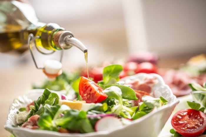 ensalada aliñada con aceite de oliva