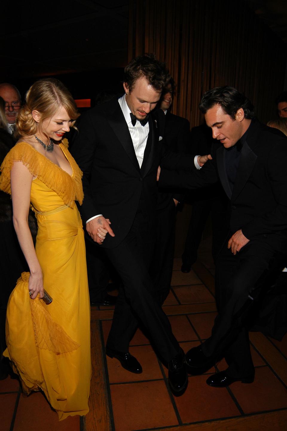 Michelle Williams, Heath Ledger y Joaquin Phoenix en la fiesta de los Oscar de Vanity Fair el 5 de marzo de 2006. (Foto de Patrick McMullan/Patrick McMullan via Getty Images)