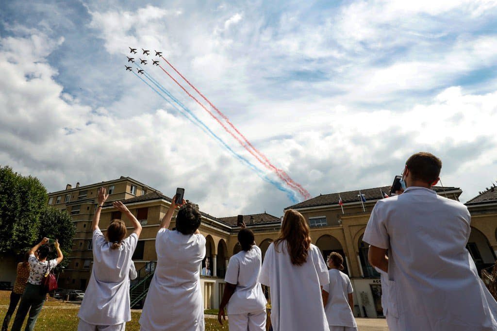 Des soignants de l'hôpital de Bobigny pendant le passage de la Patrouille de France mercredi 15 juin 2020. - FRANCOIS GUILLOT