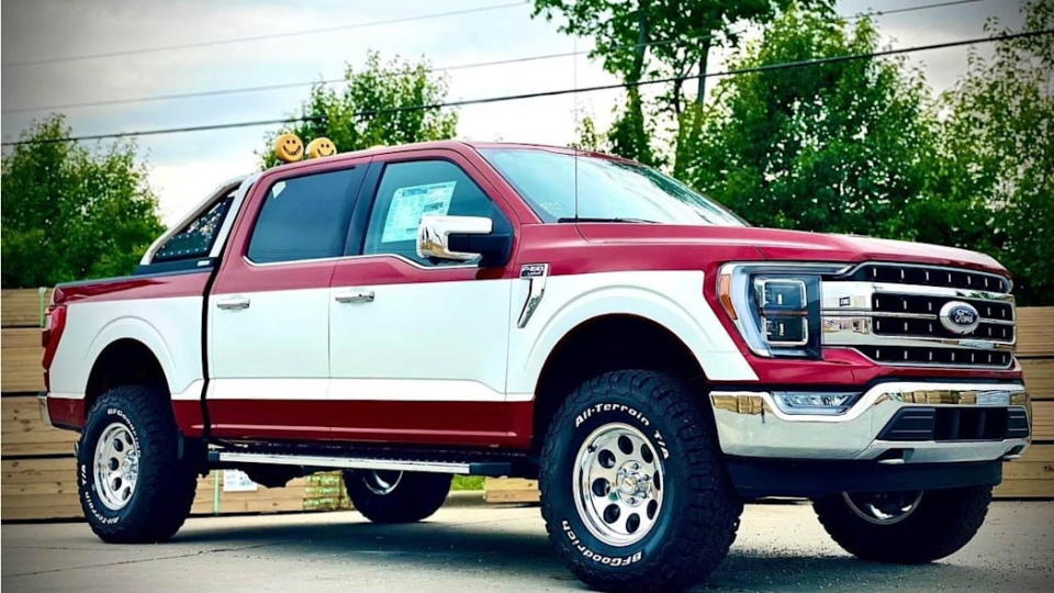 圖／為老貨卡迷而生！國外經銷商推出Ford F-150復古雙色烤漆服務。