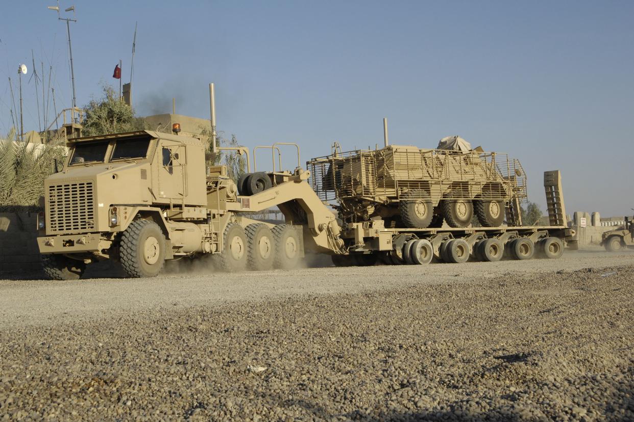 Oshkosh M1070 8×8 Heavy Equipment Transporter (HET)