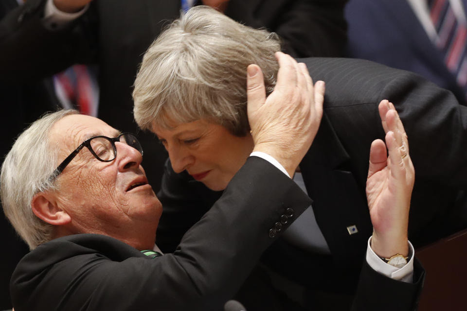 Auf Jean-Claude Juncker (l.) wird sich Theresa May wohl nicht verlassen können. (Bild: Alastair Grant/AP/dpa)