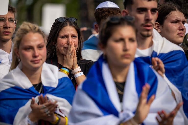 Los participantes reaccionan durante la Marcha anual de los Vivos para honrar a las víctimas del Holocausto en el Memorial y Museo Auschwitz-Birkenau en el sitio del campo de concentración de Auschwitz en Oswiecim, Polonia, el 6 de mayo de 2024.