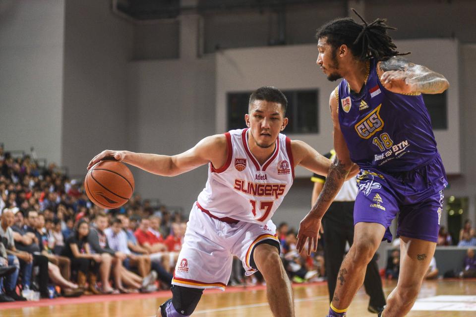 The Singapore Slingers' Ng Han Bin (with ball) in action against the CSL Knights Indonesia during Game One of the Asean Basketball League Finals. (PHOTO: Iman Hashim/Yahoo News Singapore)