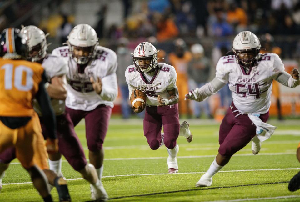 Hawthorne leads Madison County 12-7 at the half of the Class 1A State Championship game at Gene Cox Stadium on Saturday, Dec. 11, 2021.