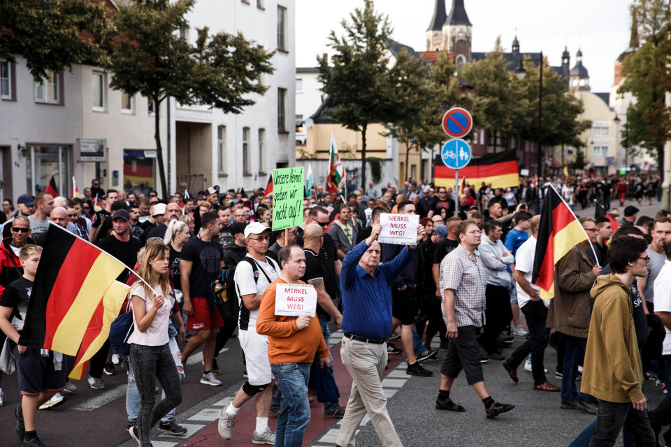 Mehrere hundert Menschen marschierten mit ausländerfeindlichen Parolen durch Köthen. (Bild: Carsten Koall/Getty Images)