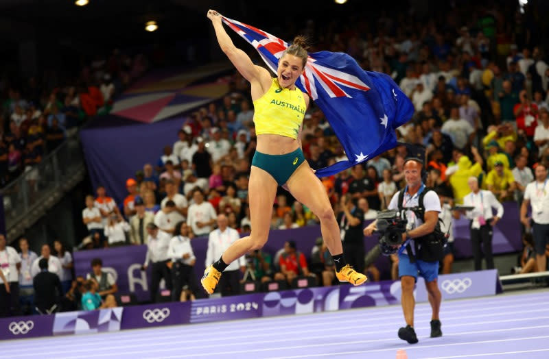 FOTO DE ARCHIVO: Nina Kennedy de Australia celebra con su bandera nacional después de ganar el oro