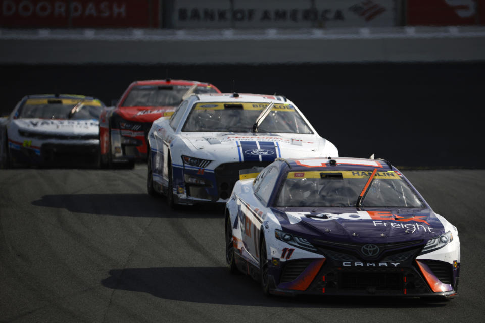 CONCORD, CAROLINA DEL NORTE - 9 DE OCTUBRE: Denny Hamlin, conductor del Toyota #11 FedEx Freight, lidera el campo durante la Bank of America Roval 400 de la NASCAR Cup Series en Charlotte Motor Speedway el 9 de octubre de 2022 en Concord, Carolina del Norte.  (Foto de Jared C. Tilton/Getty Images)