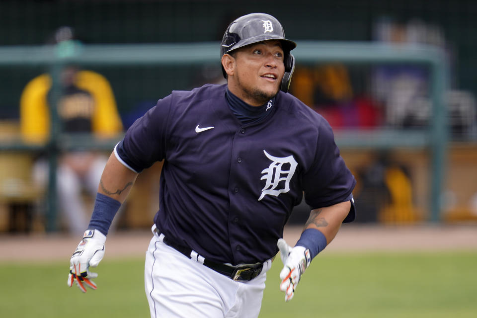 Miguel Cabrera de los Tigres de Detroit tras batear un jonrón ante los Piratas de Pittsburgh en un juego de pretemporada, el 20 de marzo de 2021, en Lakeland, Florida. (AP Foto/Gene J. Puskar)