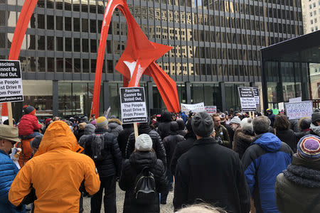 Una multitud realiza una protesta contra la declaración de emergencia nacional del presidente Donald Trump para conseguir financiamiento para un muro en la frontera con México, en Chicago, Illinois, Estados Unidos. 18 de febrero, 2019. REUTERS/Robert Chiarito