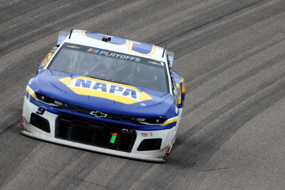 KANSAS CITY, KANSAS - OCTOBER 18: Chase Elliott, driver of the #9 NAPA Auto Parts Chevrolet, races during the NASCAR Cup Series  Hollywood Casino 400 at Kansas Speedway on October 18, 2020 in Kansas City, Kansas. (Photo by Jamie Squire/Getty Images)