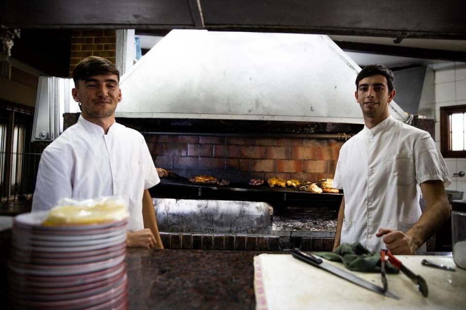 Emiliano Calandron y Matias Lauria, trabajadores de Parrilla Carlitos, en ruta provincial 2, Dolores, Provincia de Buenos Aires