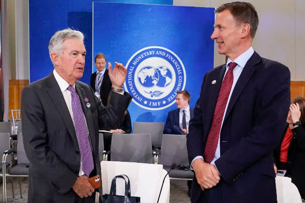 美國聯準會主席鮑爾（左）與英國財政大臣韓特14在華府參加國際貨幣基金的討論會。路透社