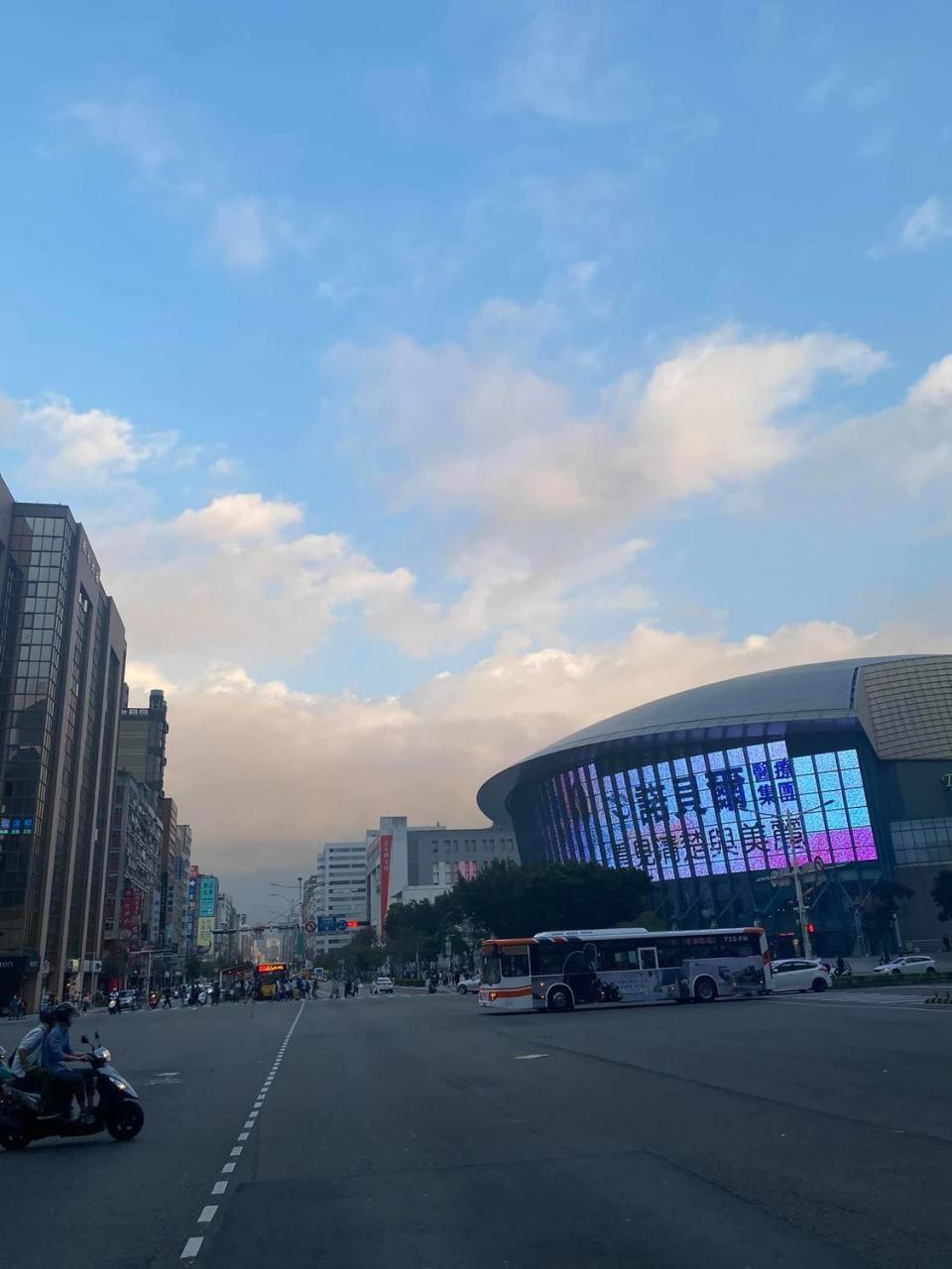 氣象達人彭啟明稍早於粉絲專頁上表示，東北方雲系逐漸累積，晚上將有波東北風接近。   圖：翻攝自氣象達人彭啟明粉絲專頁