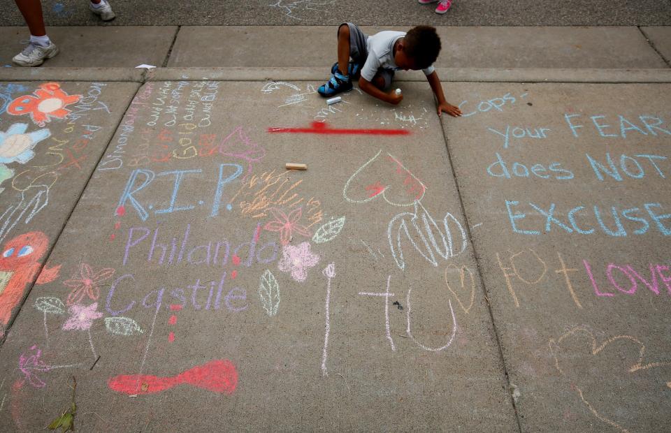 Police fatally shoot Philando Castile in Falcon Heights, Minn.