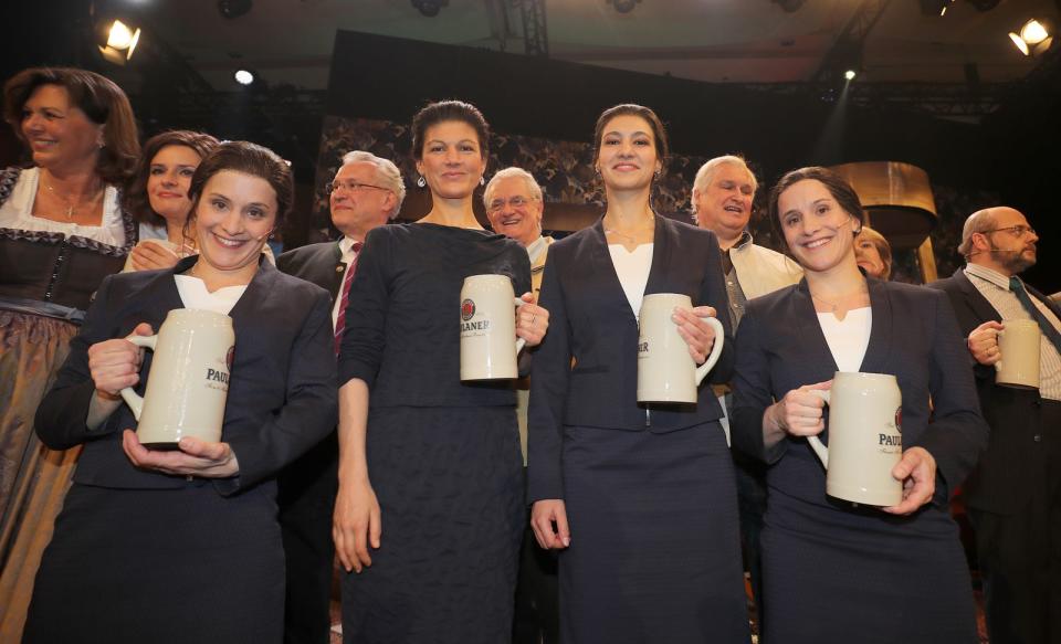 2017 war sie die Überraschung beim Singspiel auf dem Nockherberg: Die Schauspielerin Rosetta Pedone aus Miesbach wirbelte als beinahe perfektes Sarah-Wagenknecht-Double über die Bühne. "Ich war so aufgeregt. Ich hab mich nicht getraut, in die erste Reihe zu gucken", gestand die Darstellerin im Interview mit dem "Merkur". Aber alles gut. Am Ende eines denkwürdigen Auftritts ließen sich auch diese beiden die Maß schmecken. (Bild: Paulaner / sampics)