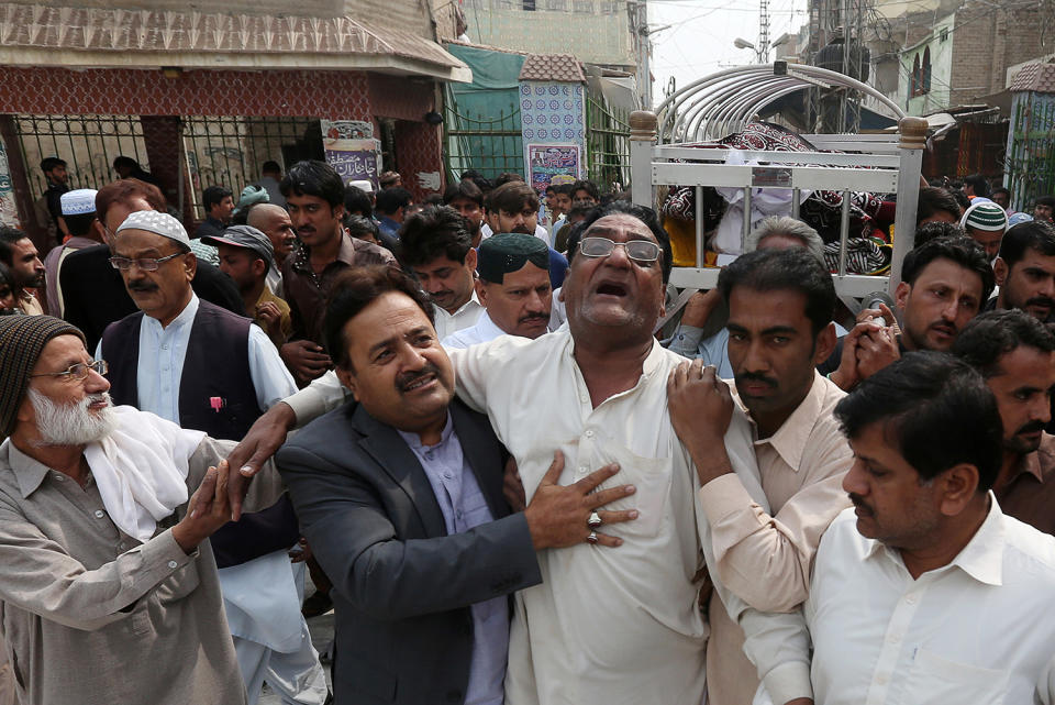 Suicide bombing at Pakistan shrine