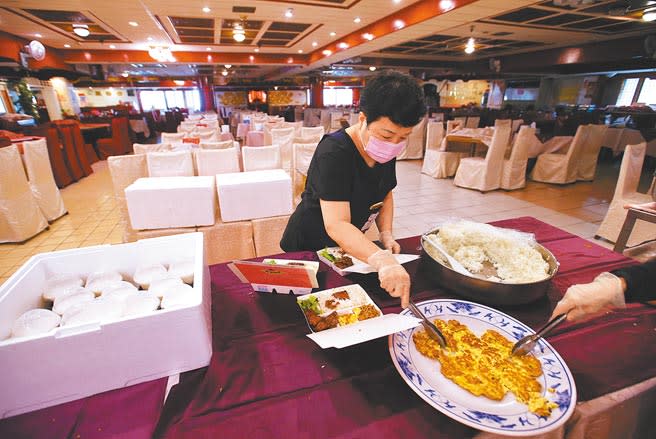 全台餐飲業場所禁止內用只能外帶，生意大受影響，西門町港式飲茶金獅樓餐廳，在26日包完送給聯合醫院中興院區的便當，配合防疫歇業至6月14日。（陳君瑋攝）