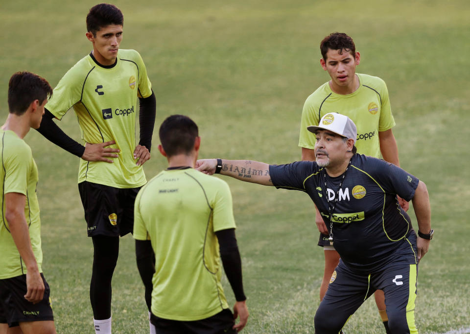 <p>Fußball-Legende Diego Maradona gibt bei seiner ersten Trainingseinheit als Coach des mexikanischen Zweitligisten Dorados alles. Für welche Dauer der Argentinier engagiert wurde, ist bisher nicht bekannt. (Bild: Reuters/Henry Romero) </p>