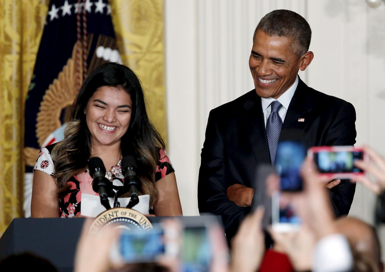 Diana Calderon, a student who has benefited from the DACA immigration program, introduces President Obama at the White House, October 15, 2015. REUTERS/Jonathan Ernst