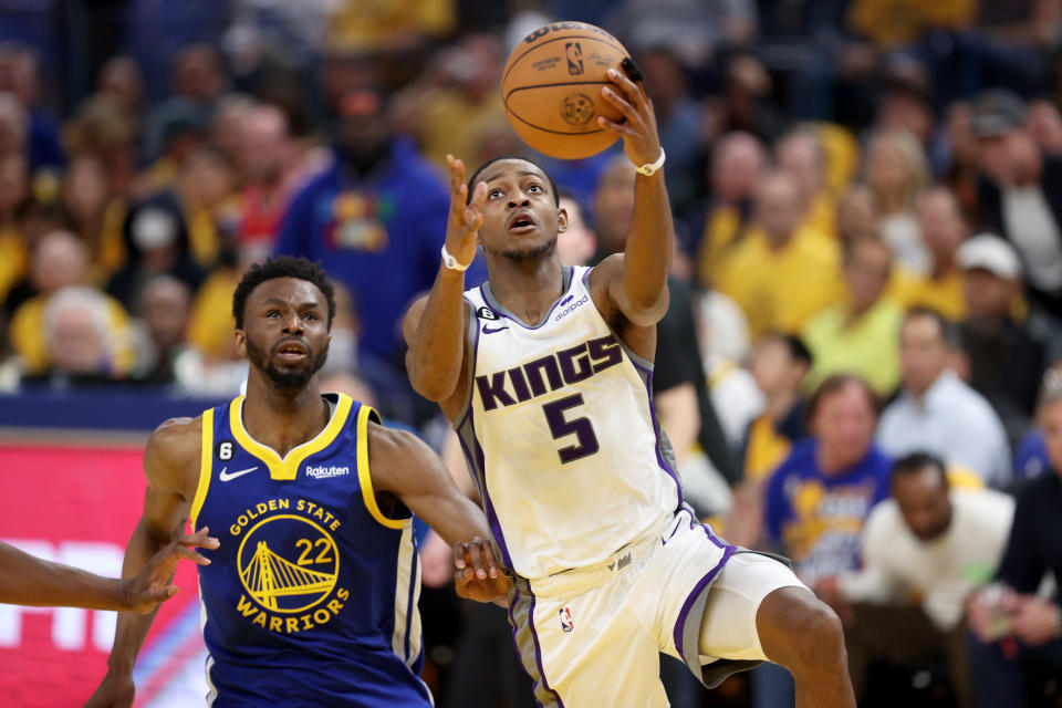 De'Aaron Fox attempts a layup