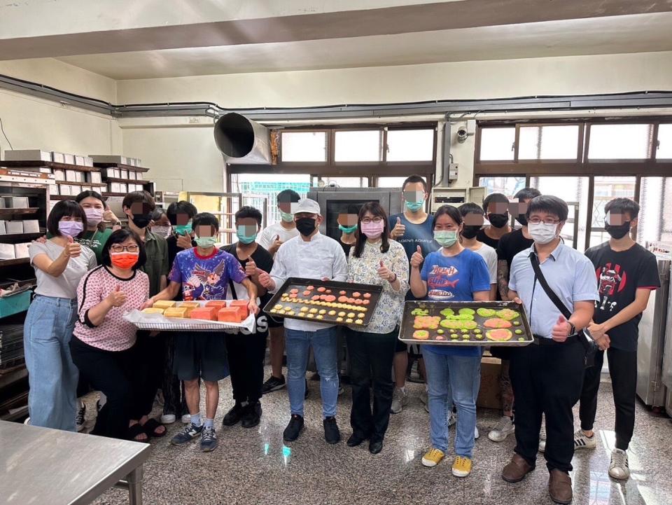 高雄市毒防局及高雄市青少年關懷協會舉辦烘焙及麵食實習體驗，接續培養用毒少年考取證照，銜接就業。   圖:高雄市毒防局/提供