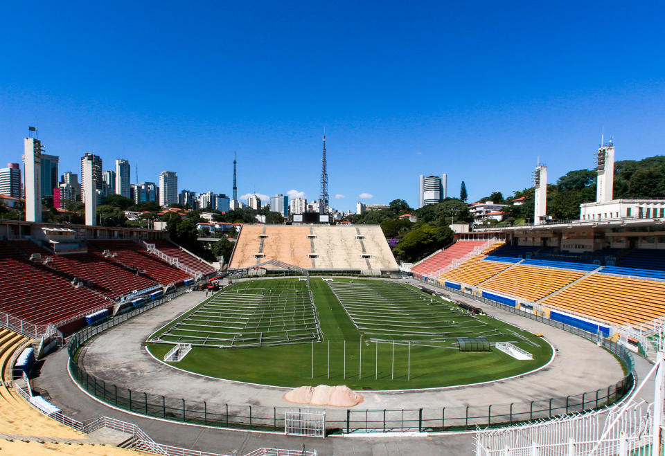 Gli operai al lavoro nel campo dello stadio Pacaembu a San Paolo: entro una decina di giorni, dovrebbe diventare un presidio ospedaliero per ospitare nuovi pazienti colpiti dal Coronavirus (Getty Images)