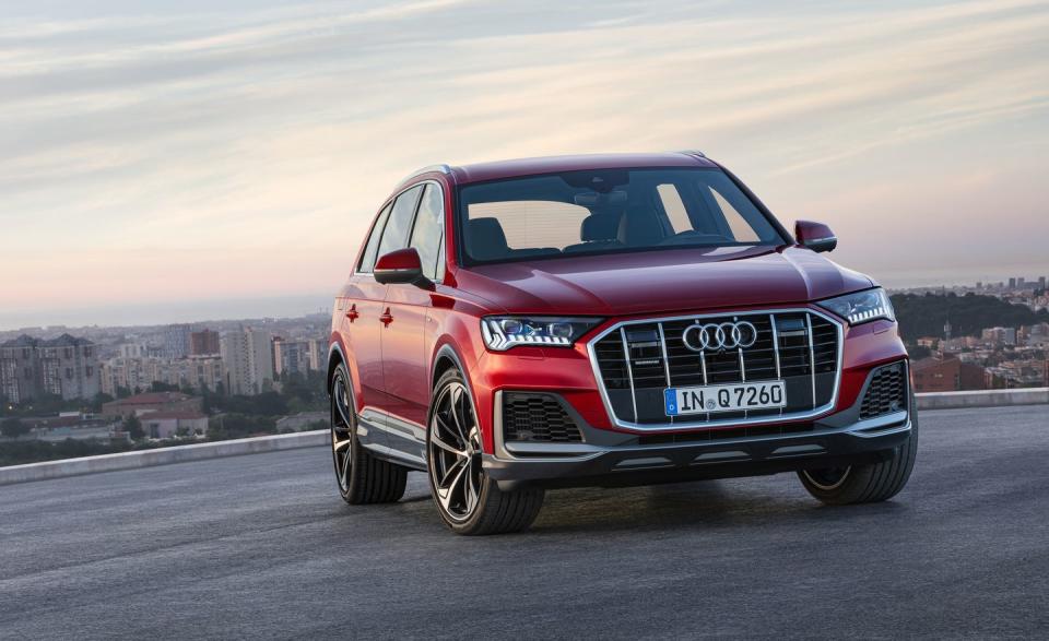 View Photos of the 2020 Audi Q7