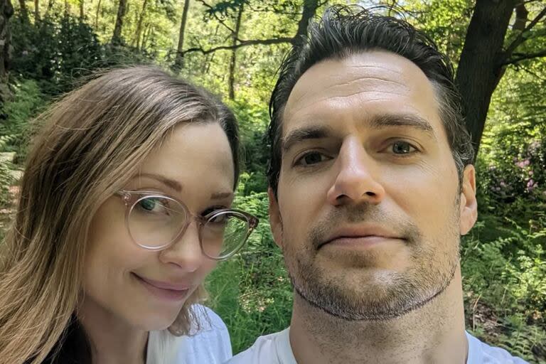 El actor fue captado junto a su novia, Natalie Viscuso, y ella lució su embarazo (Foto Instagram @henrycavill)