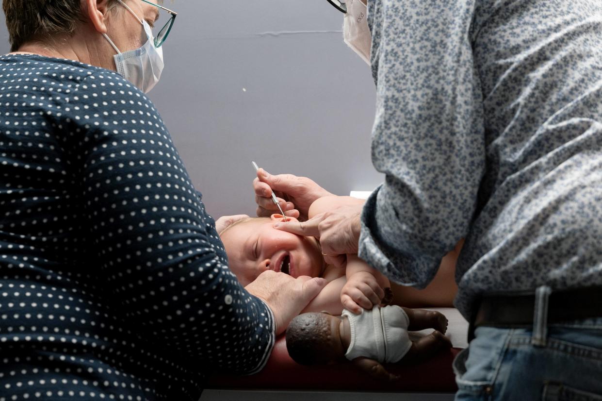 Contre la bronchiolite, le vaccin Beyfortus de Sanofi a prouvé son efficacité, selon ces études (Photo d’un bébé examiné par un médecin à Vincennes, près de Paris le 2 décembre 2022 pendant l’épidémie de bronchiolite)