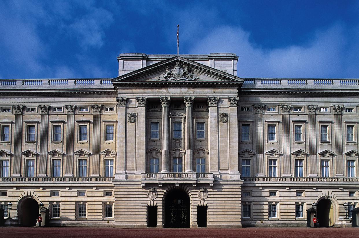 UNITED KINGDOM - JANUARY 22: Facade of Buckingham Palace, London residence of the reigning monarch of the United Kingdom, London, England, United Kingdom. (Photo by DeAgostini/Getty Images)