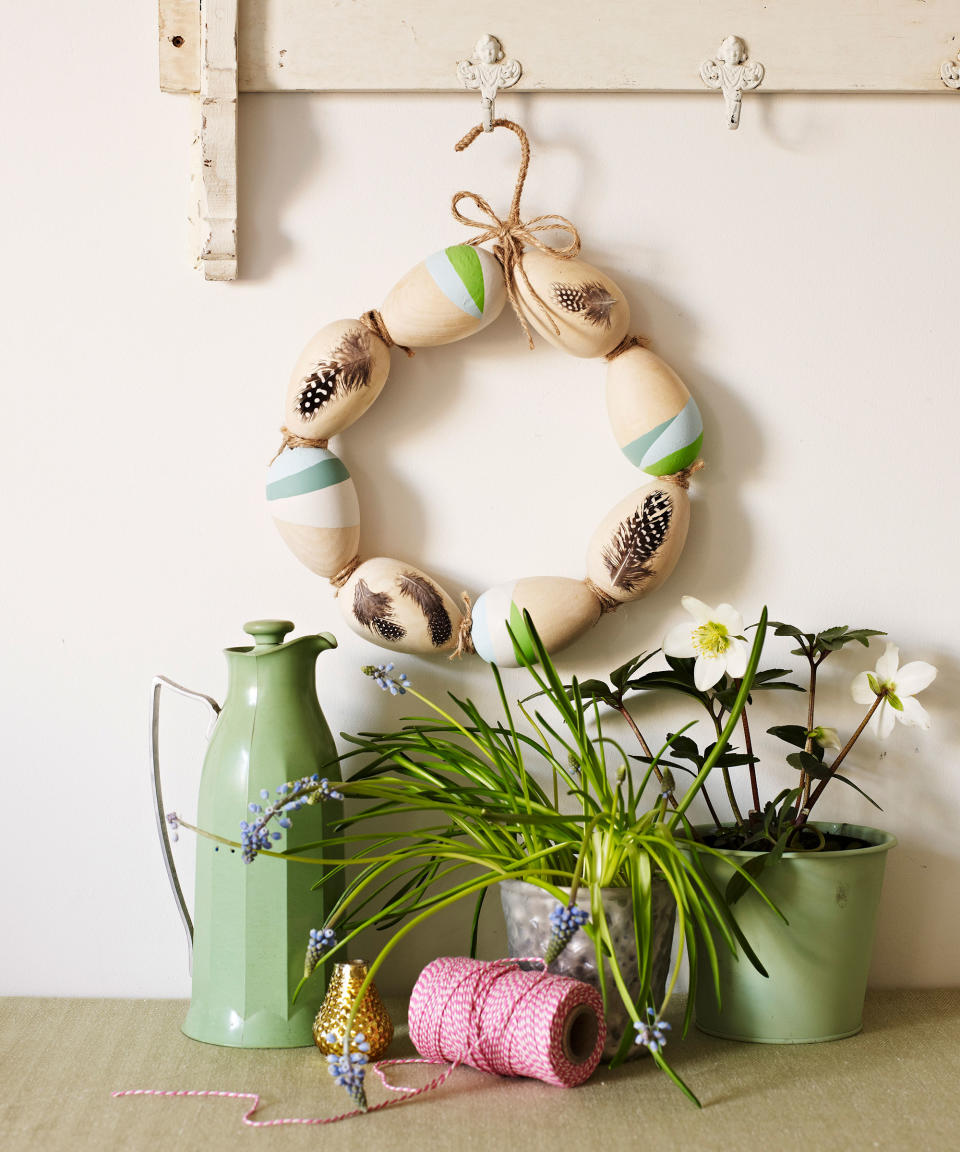 16. MAKE A WREATH USING EGGS AND FEATHERS