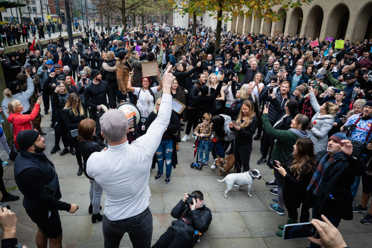 MANCHESTER, UNITED KINGDOM - 2020/11/08: Over a thousand protesters gather at St Peters Square during an anti-lockdown protest. Protests all across the country have been seen this weekend challenging the latest lockdown that was imposed on the country earlier in the week. (Photo by Andy Barton/SOPA Images/LightRocket via Getty Images)