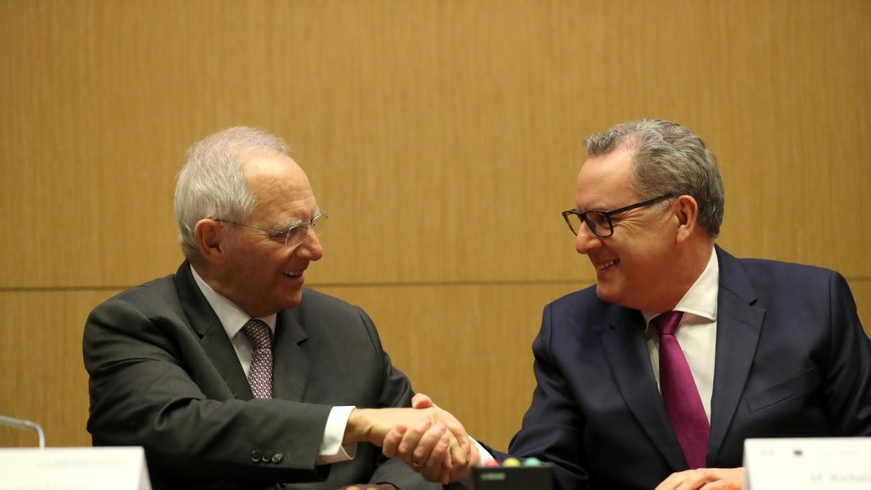 Bundestagspräsident Wolfgang Schäuble (l) und Richard Ferrand, Präsident der französischen Nationalversammlung, reichen sich in Paris die Hände. Foto: Kenzo Tribouillard/AFP