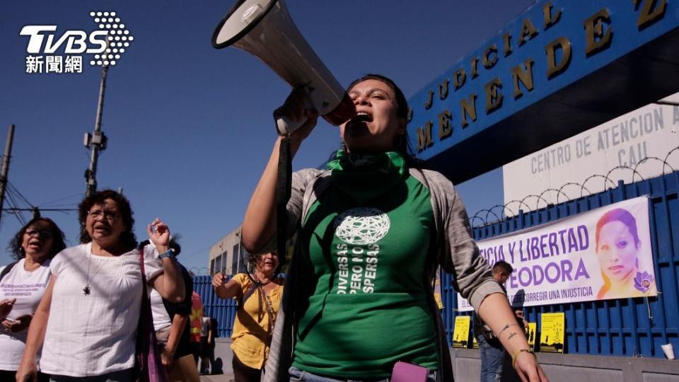 過去薩爾瓦多婦女抗議要求政府釋放因墮胎而服刑30年的女囚犯。（圖／達志影像美聯社）