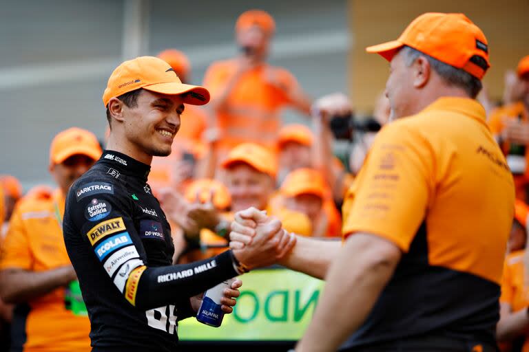 Lando Norris se saluda con Zak Brown, el líder de McLaren, tras la victoria en el Gran Premio de Miami; la escudería de Woking le pulsea el dominio a Red Bull Racing.