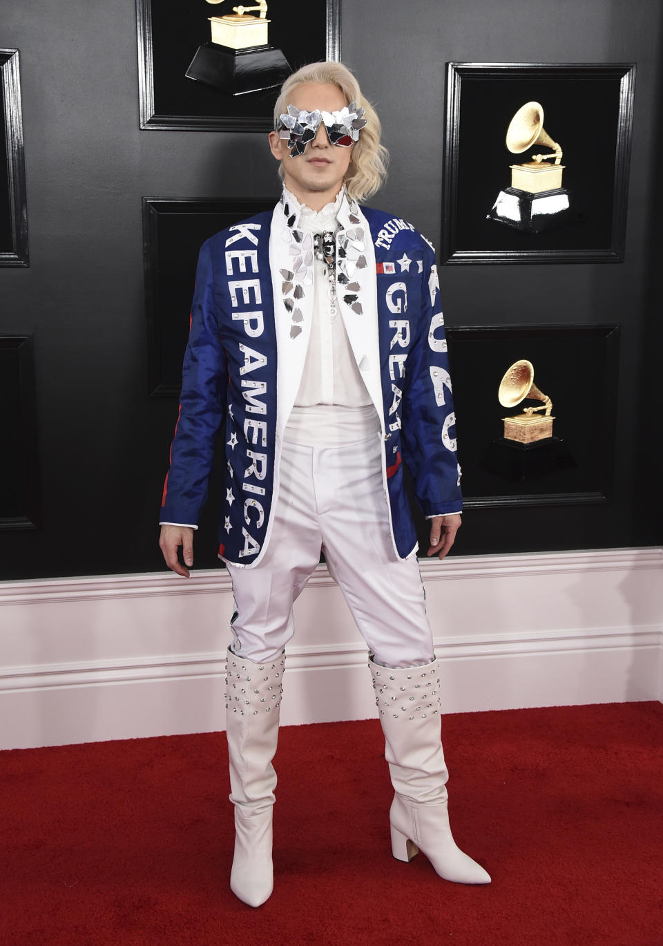 Sänger Ricky Rebel sorgte mit seinem Look ebenfalls für Aufsehen auf dem roten Teppich der Grammy-Verleihung 2019. (Bild: Jordan Strauss/Invision/AP)