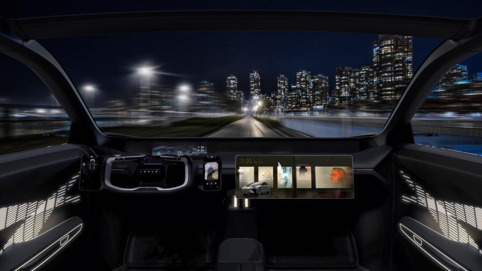 車內的鋪陳有著許多螢幕配置，副駕駛座前方也有一塊超大螢幕可以使用。