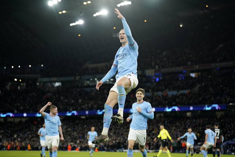 Erling Haaland celebra tras marcar el quinto gol del Manchester City ante Leipzig en los octavos de final de la Liga de Campeones, el martes 14 de marzo de 2023, en el estadio Etihad de Manchester. (AP Foto/Dave Thompson)