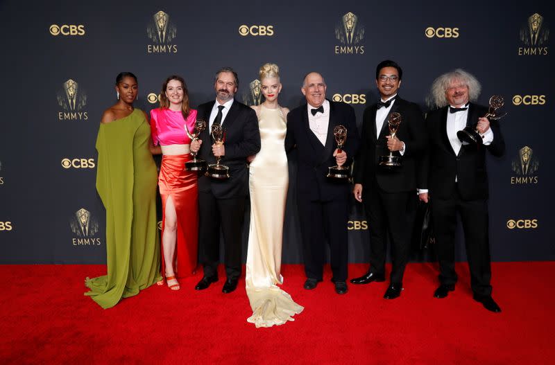 Los actores posan para una foto junto a los productores con sus premios por "The Queen's Gambit", en la 73ª edición de los premios Primetime Emmy en Los Ángeles