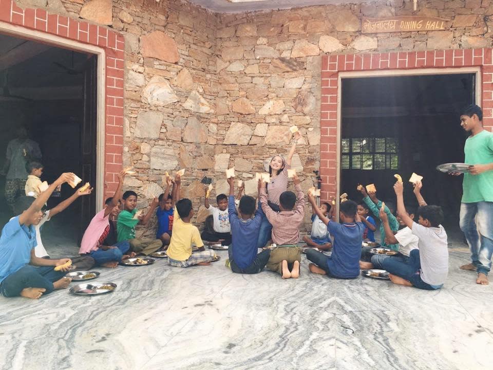 去年緋聞效應爆發後，謝忻到印度北部當志工，教受虐童工英文。（翻攝自謝忻臉書）