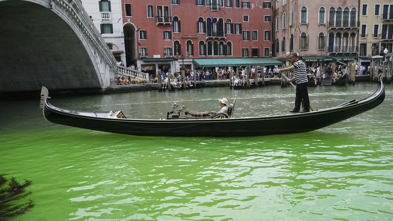 Una parte de las aguas del Gran Canal de Venecia, en Italia, se tiñeron de verde fosforescente este domingo