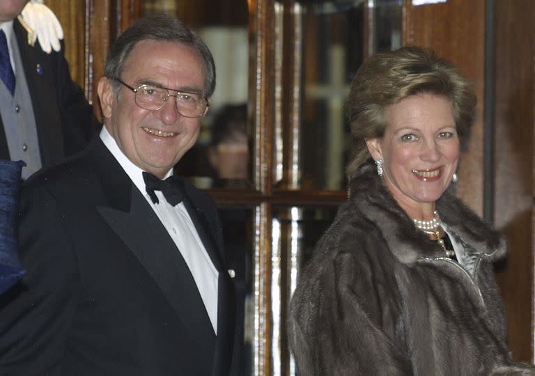 El exrey de Grecia Constantino y su esposa, Anne-Marie, llegan al hotel Ritz en Londres, el 14 de noviembre de 2002, para una fiesta privada para celebrar el Jubileo de Oro de la reina Isabel II de Gran Bretaña. (AP /Alastair Grant, File)