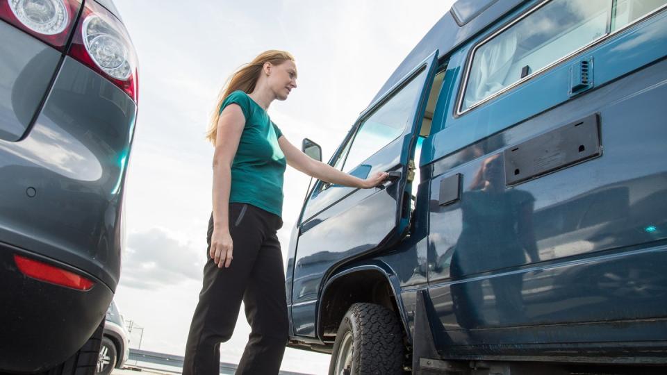 Einsteigen und losfahren mit einem guten Gefühl: Welche Versicherungen sinnvoll sind, sollten Wohnmobilurlauber vor der Abreise einmal überprüft haben.