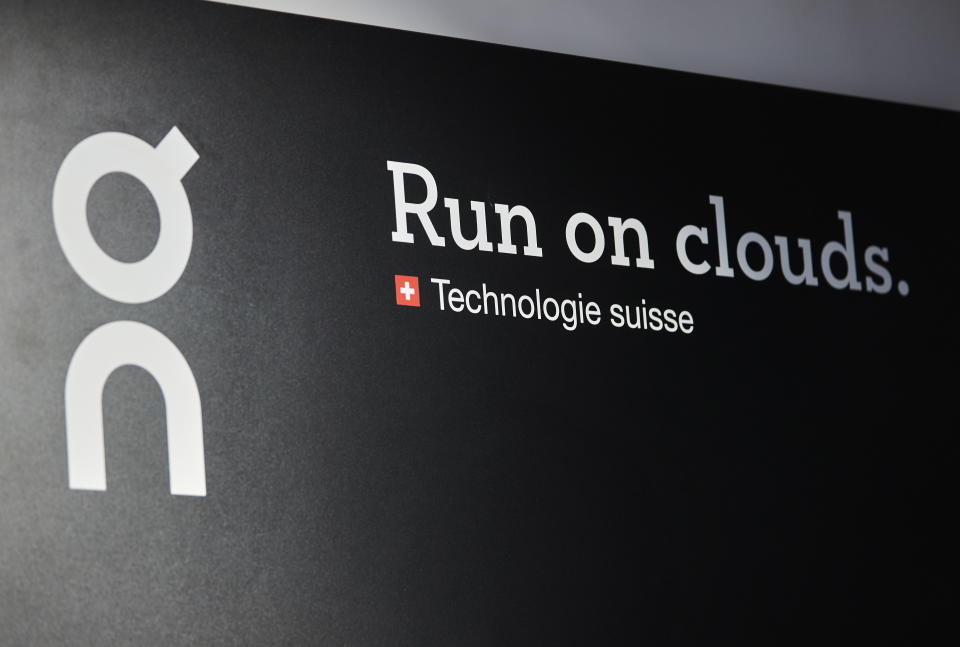 El logotipo de On Running en la tienda Swiss Sport Style. Foto: REUTERS/ Denis Balibouse