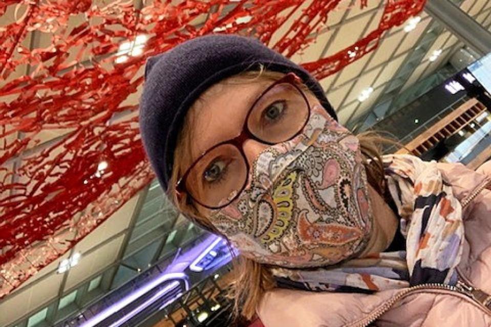 Nur mit Maske: Zum ersten Mal am neuen Flughafen BER, da ist ein Selfie Pflicht, denn das muss für Familie und Freunde dokumentiert werden.<span class="copyright">Christine Richter</span>