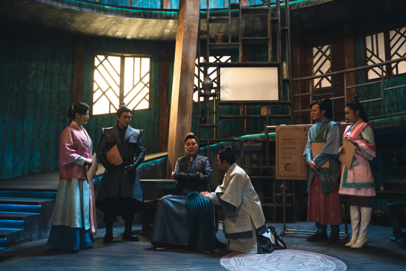   唐美雲（中）在《孟婆客棧》飾演唯利是圖的老闆，讓客棧成員都好緊張。（圖／公視台語台）  